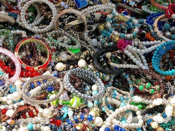 Où jeter les bijoux fantaisie : guide pratique pour un choix responsable